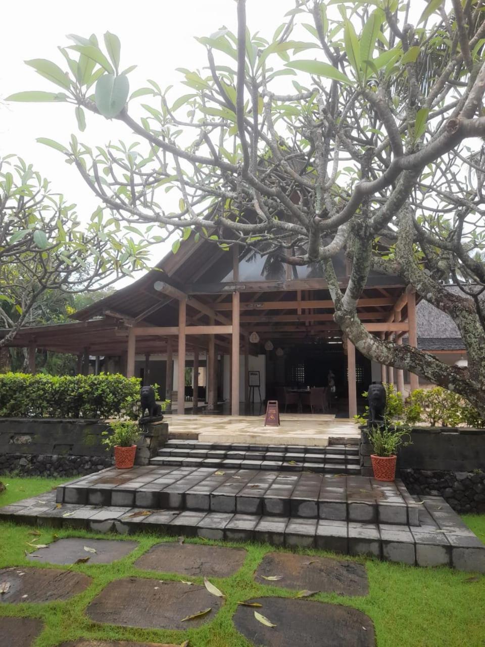 The Royal Beach Seminyak  Exterior photo